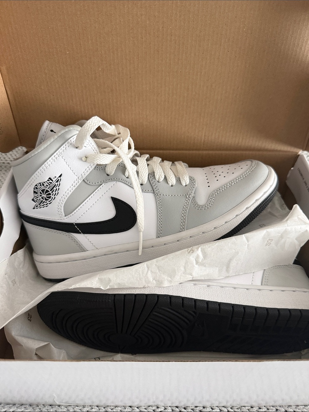 2021 Wmns Air Jordan 1 Mid 'Grey Fog' - Picture 4 of 10